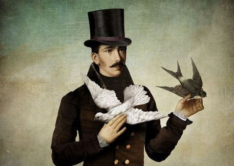 hombre con palomas simbolizando la conciencia