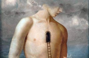 Hombre con puerta sobre su pecho