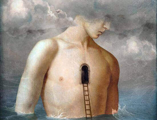 Hombre con puerta sobre su pecho simbolizando la introspección liberadora