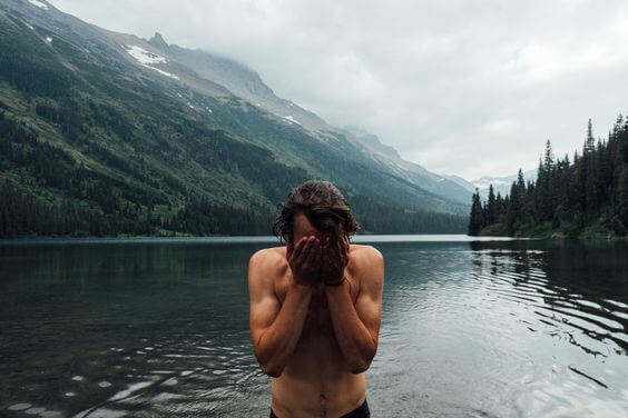 hombre en un lago