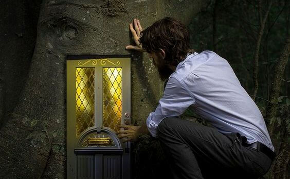 hombre frente a una ventana