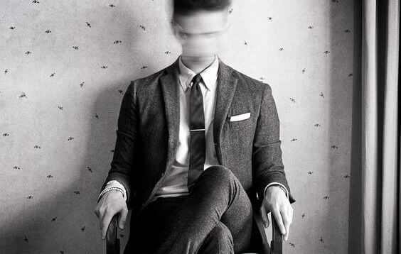 Hombre sentado en una silla