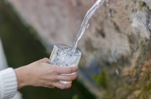 Llenar un vaso de agua