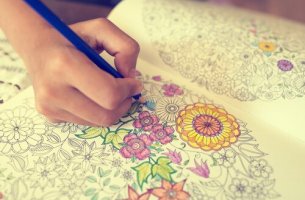 Niño pintando mandalas