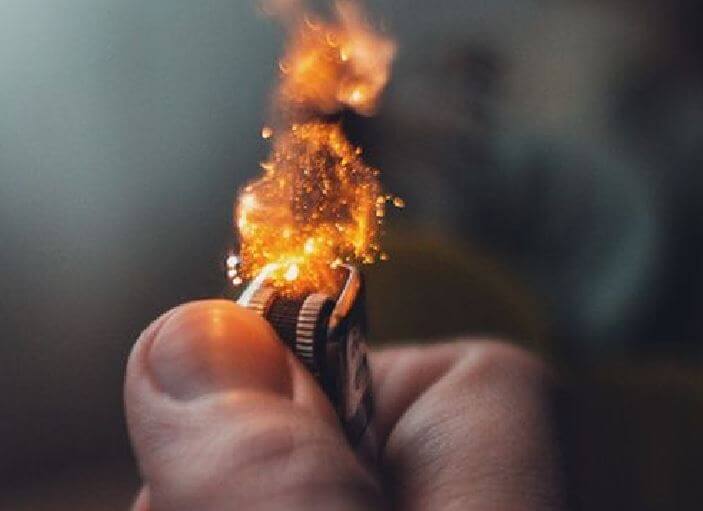 Mano prendiendo un mechero