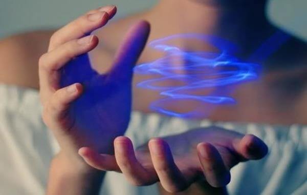 manos con haz de energía representando la fuerza que necesitan las personas