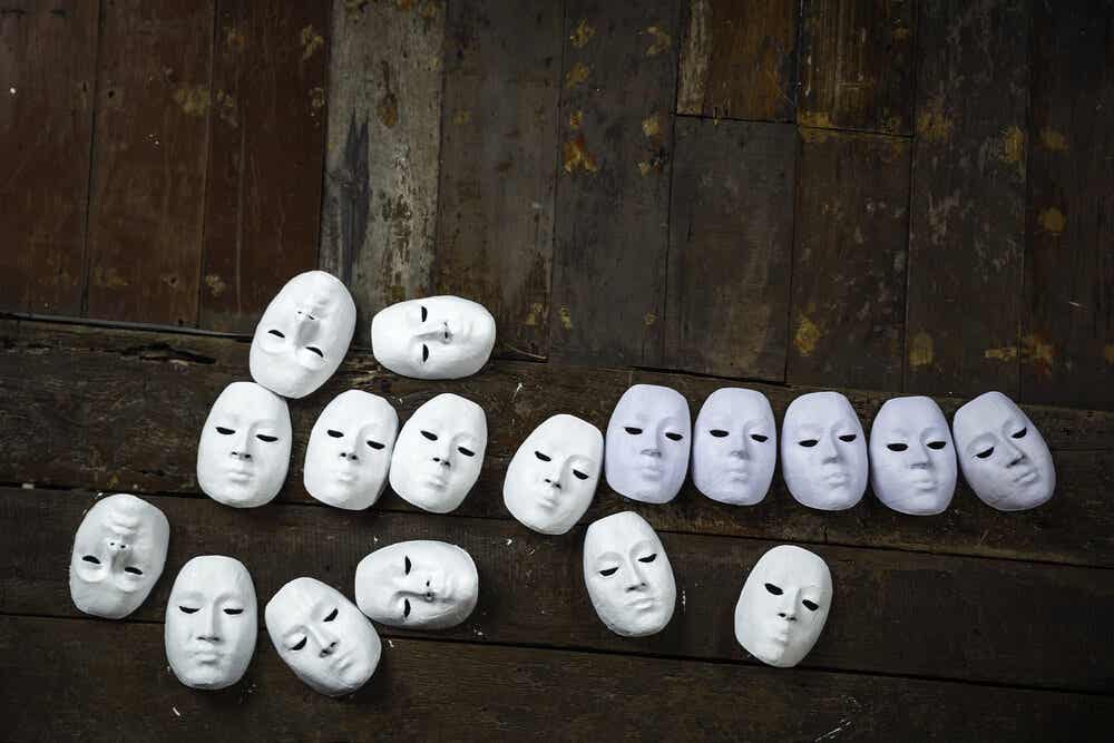 Máscaras representando el interaccionismo simbólico