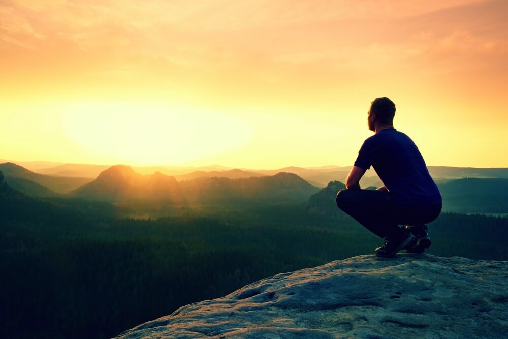 regarde vers l'horizon