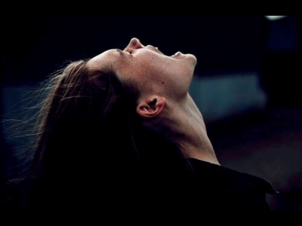 Mujer alzando la voz