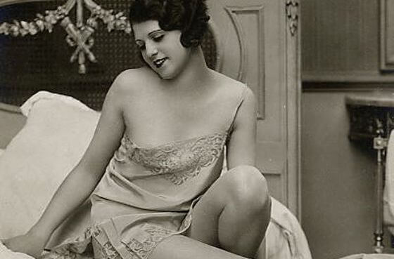 mujer años veinte representando el erotismo