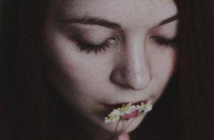 Mujer entristecida por un divorcio en la madurez