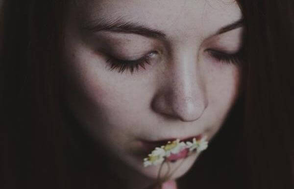 mujer-besando-margarita