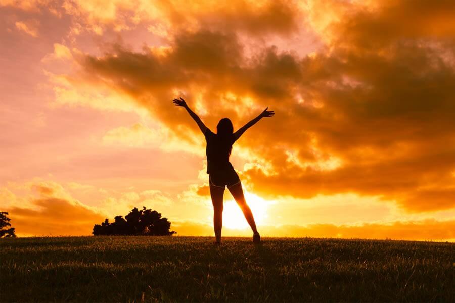 Mujer brazos abiertos feliz