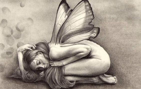 mujer con mariposas en la espalda
