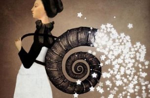 mujer con carga en forma de caracol a la espalda