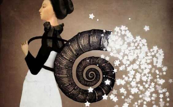 mujer con caracol a la espalda