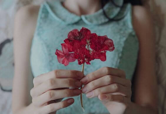 Mujer con flores rojas