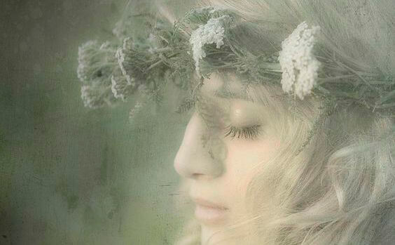 mujer con flores en el pelo