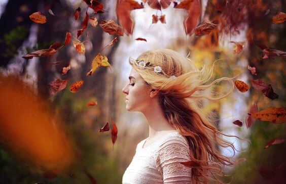 femme avec des feuilles autour de ressentir l'intuition