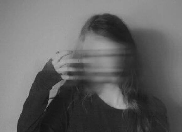 Mujer con la cara borrosa