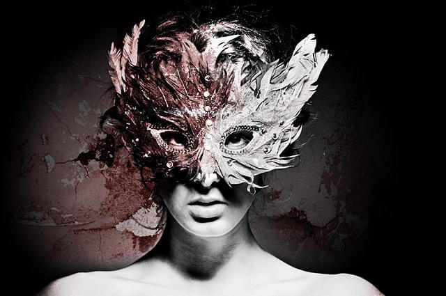 Mujer con una máscara