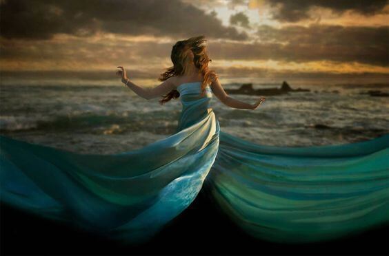 mujer-con-traje-azul