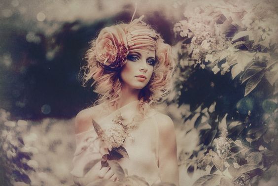 mujer-con-un- traje-de-fantasia-con-demasiado-exceso