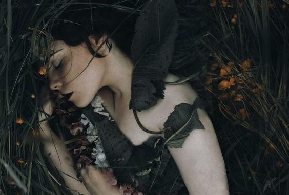 Mujer entre naturaleza