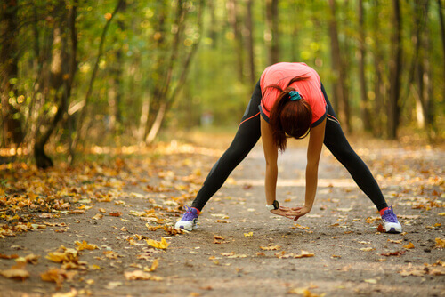 Mujer haciendo deporte para mejorar la memoria