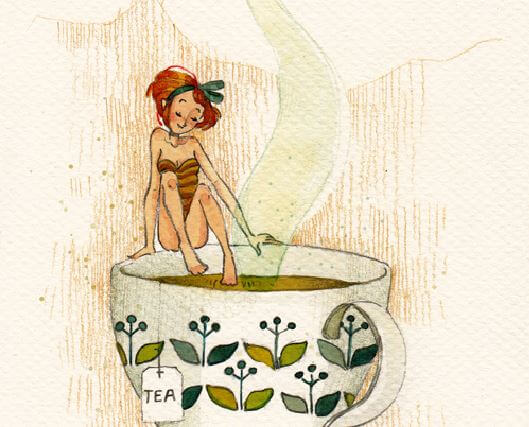 Mujer metiéndose de una taza de té