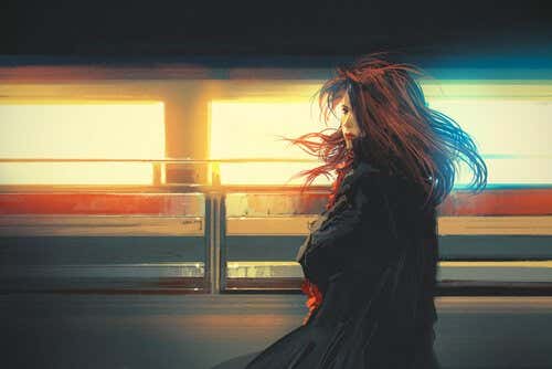 Mujer viendo pasar un tren