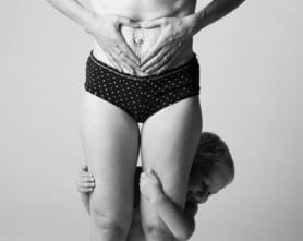 Mujer mostrando su vientre