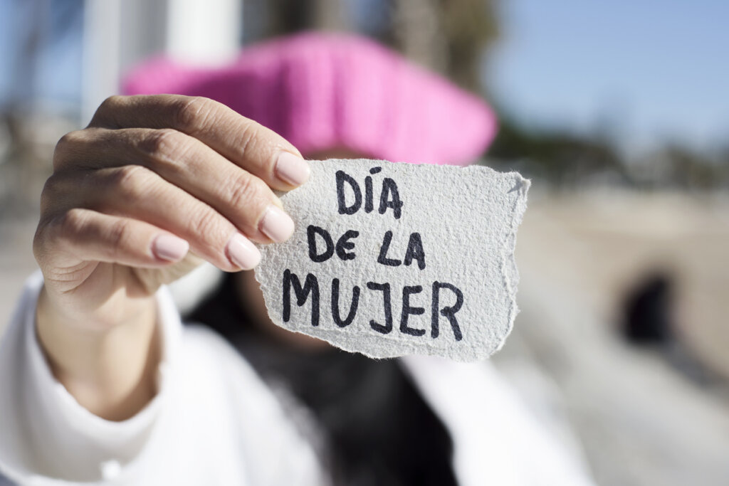 Mujer con un papel por el día de la Mujer
