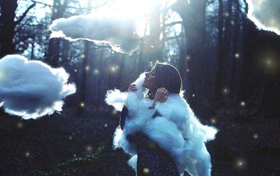 Mujer rodeada de nubes simbolizando el inconsciente en la vida cotidiana