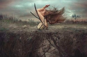 Mujer saliendo de la tierra
