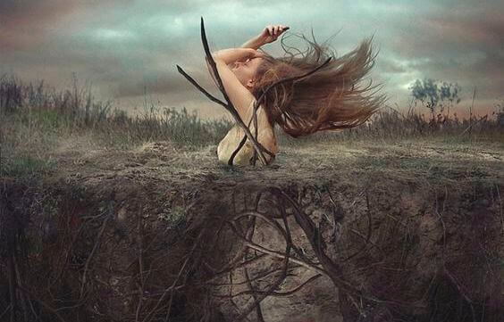 Mujer saliendo de la tierra