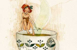 Mujer de pequeña talla sentada en una taza