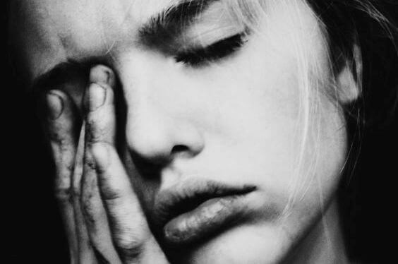 Mujer con migrañas