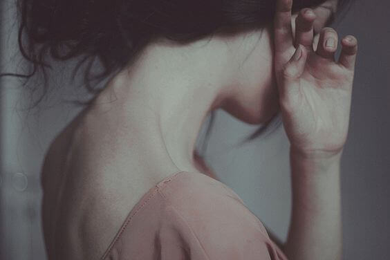 Mujer tapándose la cara evitando el diálogo