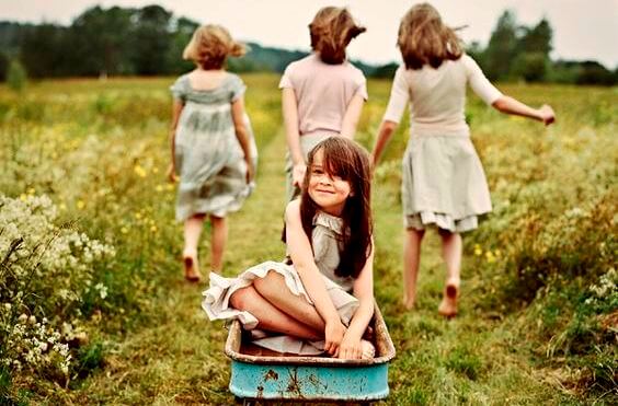 niñas jugando en el campo