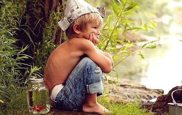 niño pensando en un juego