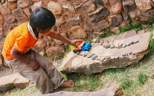 Niño jugando con un camión