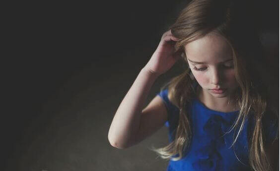 Niña tocándose el pelo simbolizando el efecto del niño callado