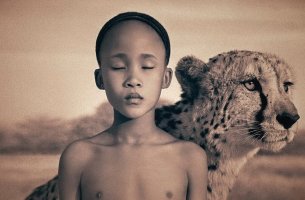 Niño frágil con un tigre