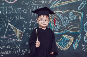 Niño con toga que será persona inteligente