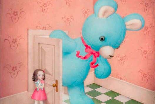 niña abriendo puerta oso gigante