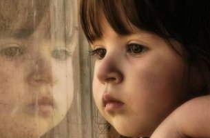 niña junto a su reflejo