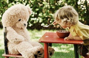 niño jugando con peluche