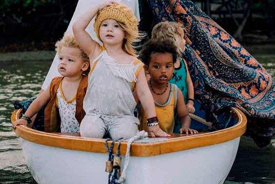 niños jugando en un barco