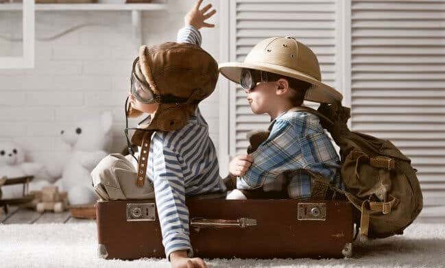 niños jugando en una maleta